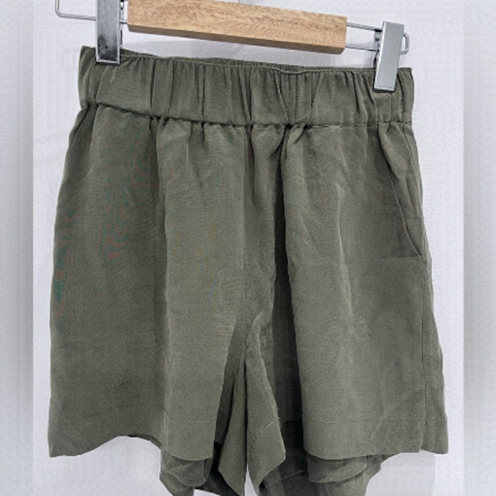 Grana 100% silk olive green short with pocket size xs